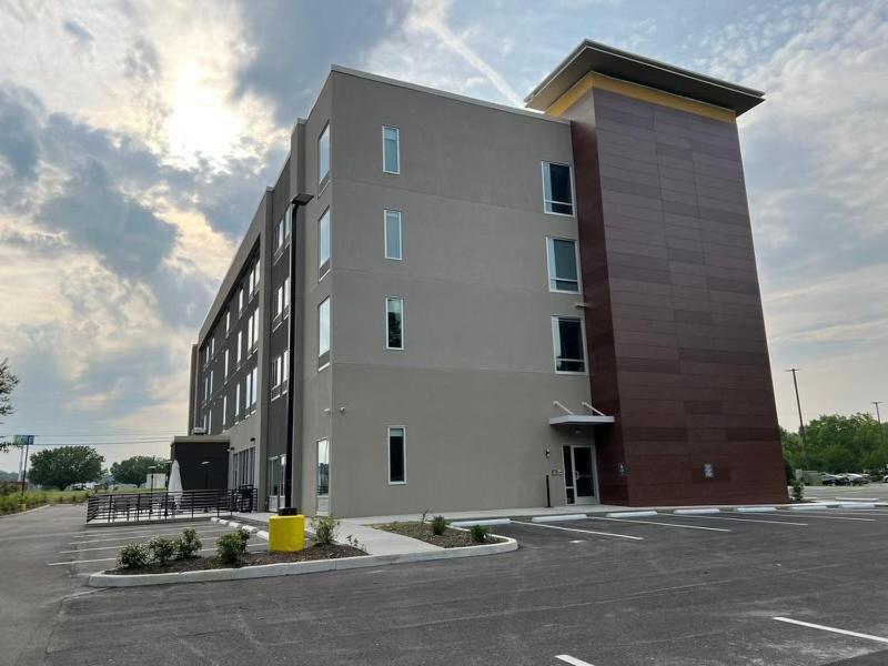 La Quinta Inn & Suites By Wyndham Manchester - Arnold Afb מראה חיצוני תמונה