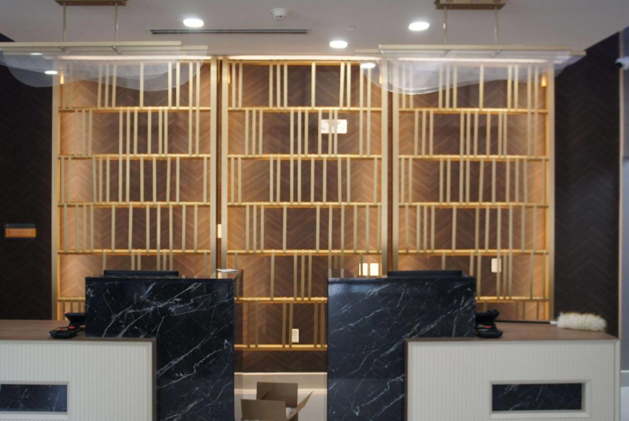 La Quinta Inn & Suites By Wyndham Manchester - Arnold Afb מראה חיצוני תמונה
