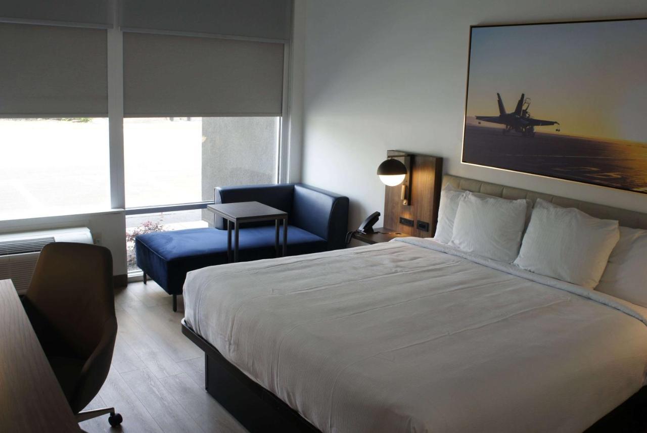 La Quinta Inn & Suites By Wyndham Manchester - Arnold Afb מראה חיצוני תמונה