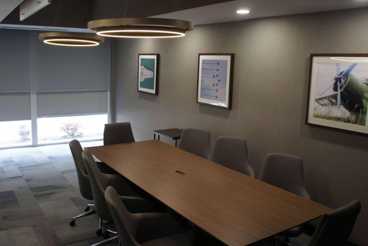 La Quinta Inn & Suites By Wyndham Manchester - Arnold Afb מראה חיצוני תמונה