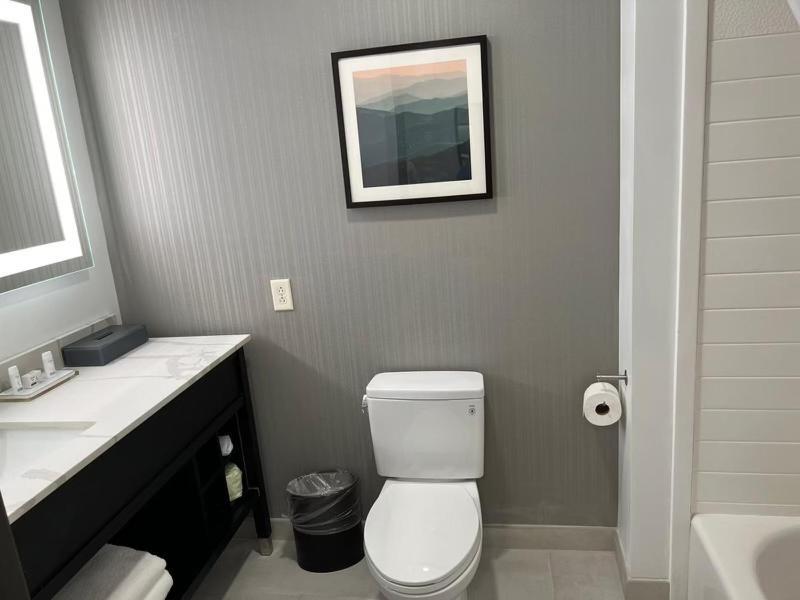 La Quinta Inn & Suites By Wyndham Manchester - Arnold Afb מראה חיצוני תמונה